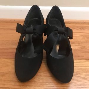 Impo black bow cutout closed toe heels